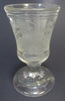 Preview: Glasschnitt Pokal, Tanzende mit Geiger