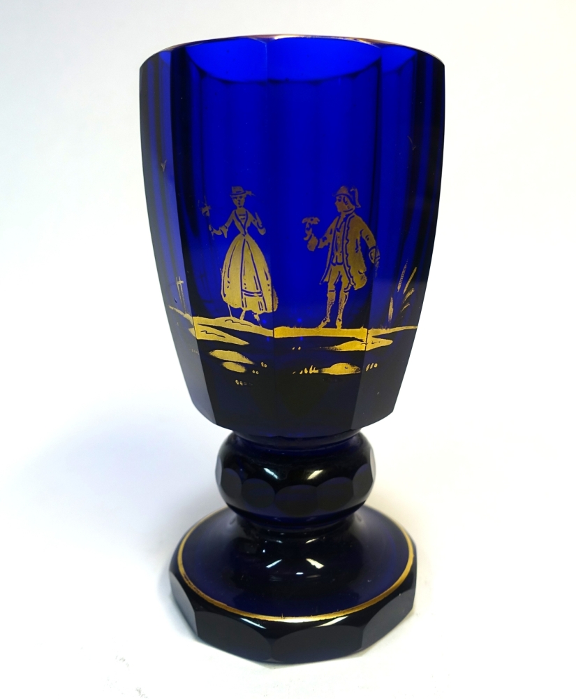 Pokalglas, kobaltblau mit Rokoko Szene in Goldmalerei