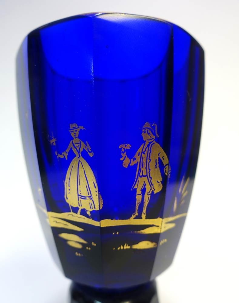 Pokalglas, kobaltblau mit Rokoko Szene in Goldmalerei