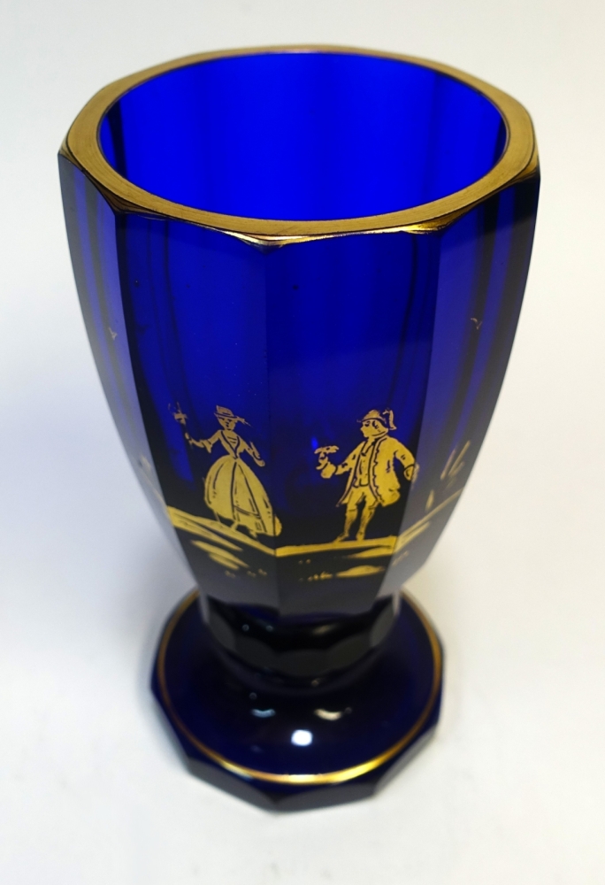 Pokalglas, kobaltblau mit Rokoko Szene in Goldmalerei