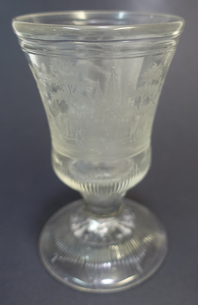 Glasschnitt Pokal, Tanzende mit Geiger